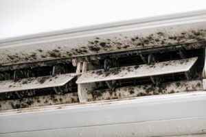エアコンから嫌なにおい…自分で掃除できる？プロに頼む基準は？